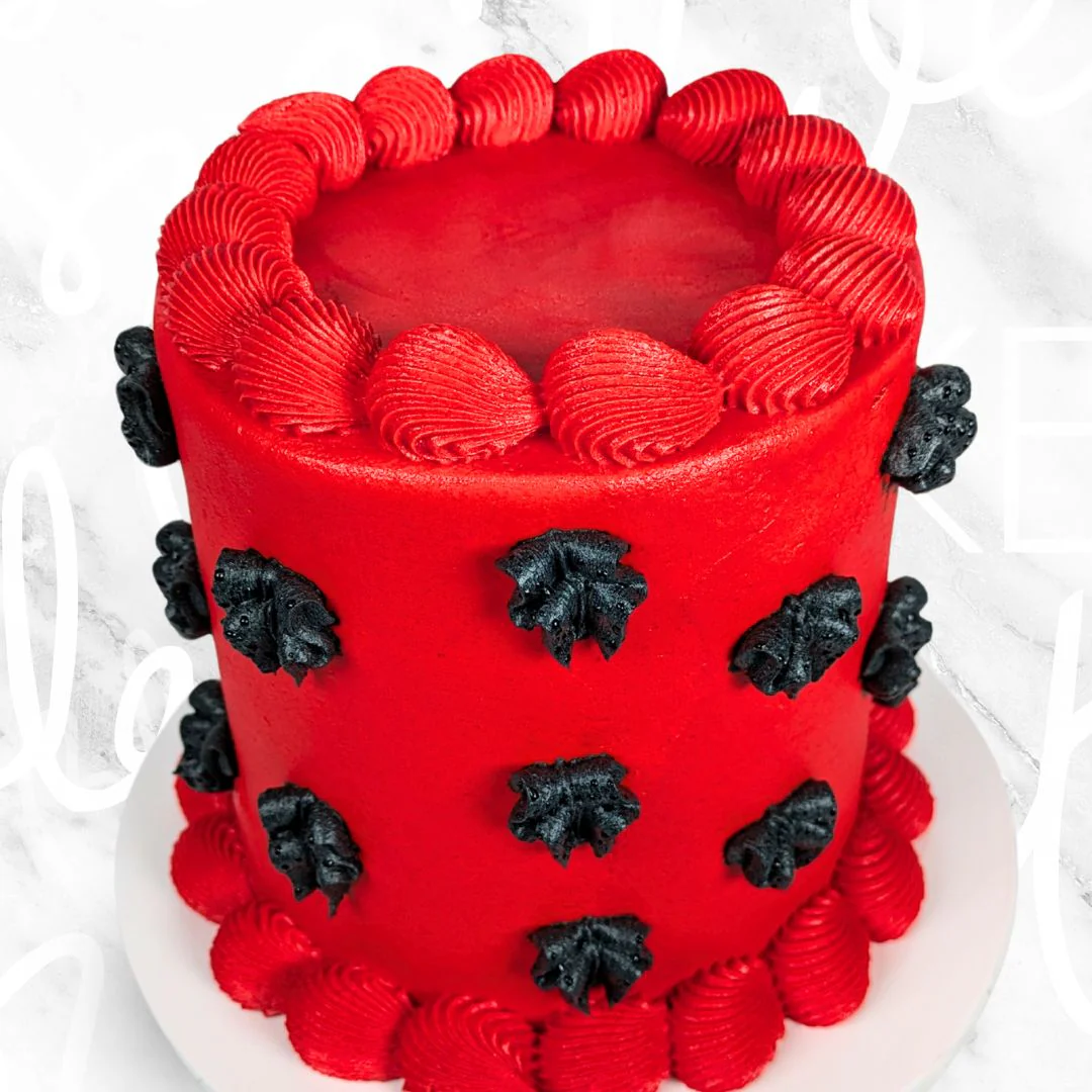 Buttercream Ribbon Vintage in Red Cake